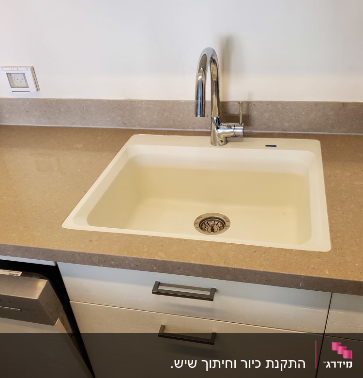 שיש חום עם כיור וברז במטבח מודרני